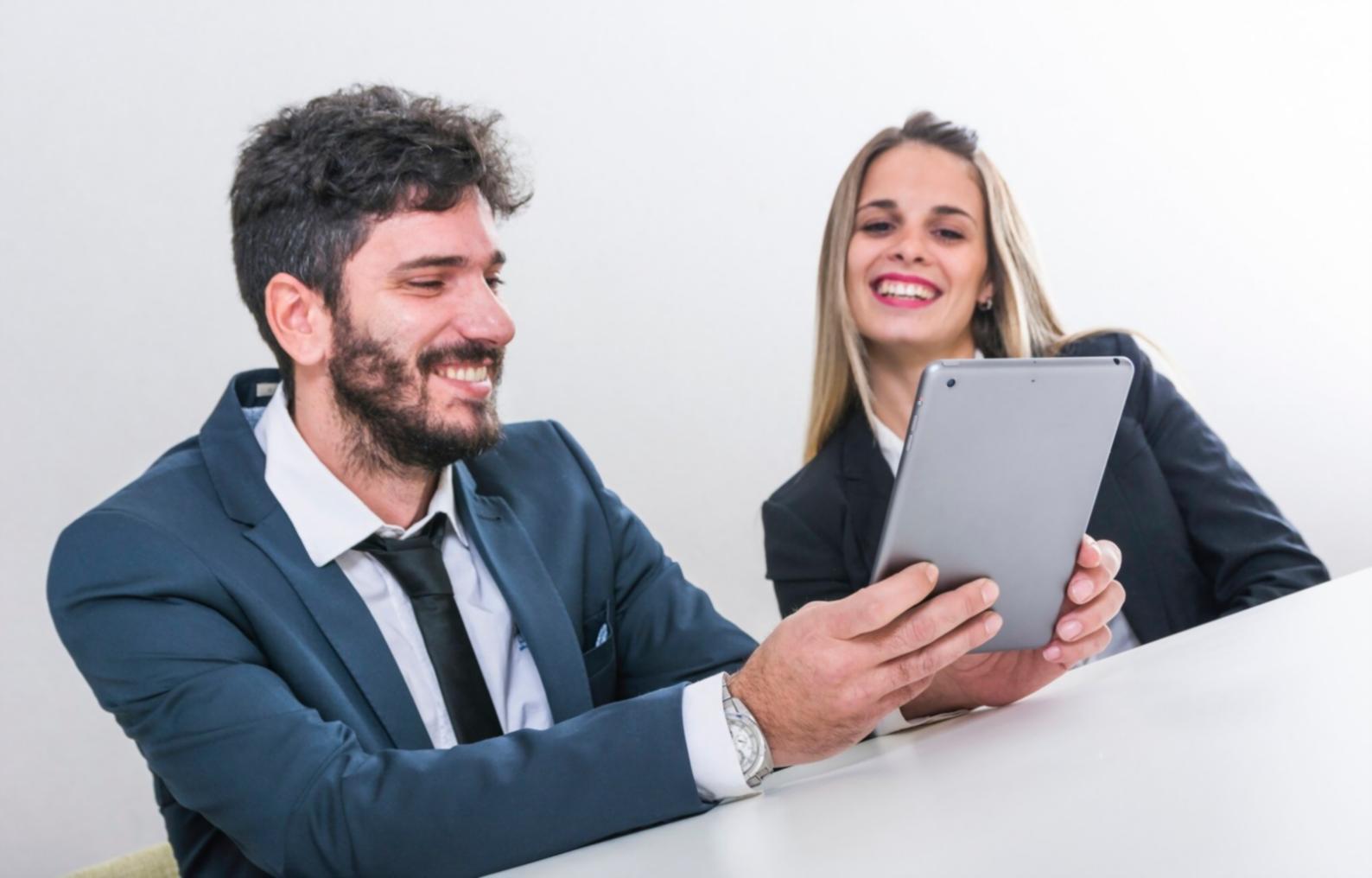 Finanzberatung und Bildung in modernem Seminarraum